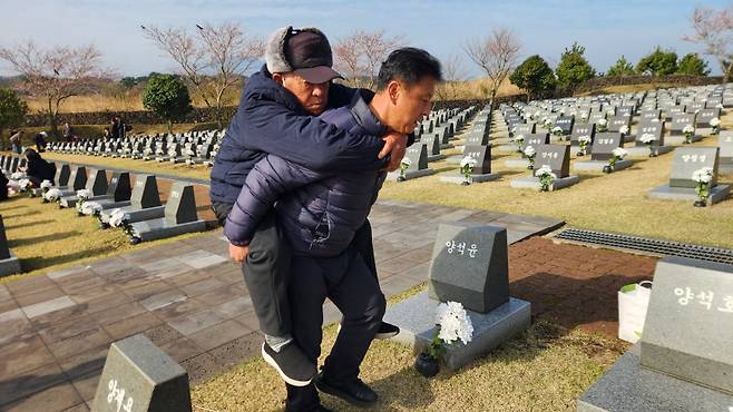 아들 등에 업혀 4·3평화공원에 참배 온 양길홍씨. (사진, 신동원 기자)