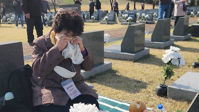 아버지 행불인 표석에 참배하러 왔다가 눈물을 훔치는 고정자씨 (사진, 신동원 기자)