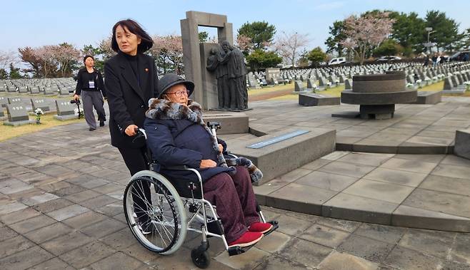 78년 전 잃은 남편을 만나러 4·3평화공원을 찾은 양중윤 할머니 (사진, 신동원 기자)