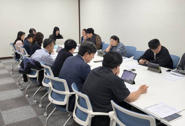 ▲ 2일 춘천시청 소회의실에서 진행된 ‘AI 당직봇 사전시연’ 모습(왼쪽 사진). AI 당직봇을 통해 접수된 민원 내용이 실시간으로 기록되고 있는 모습. 정민엽 기자