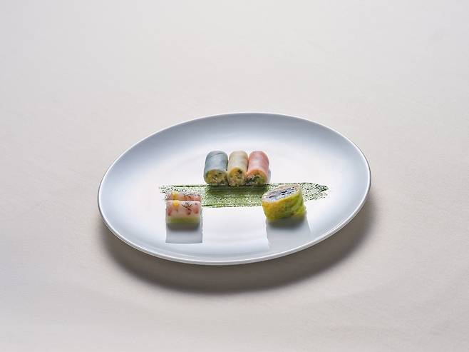 이재명 대통령과 에마뉘엘 프랑스 대통령의 3일 국빈 오찬 메뉴는 해외 순방시 방문 대상국의 음식을 즐기는 마크롱 대통령 부부의 기호를 고려해 정통 한식으로 구성됐다. 사진은 전채 요리인 삼색 밀쌈(사진)의 세 가지 색은 프랑스 국가 표어인 자유·평등·박애를 의미한다. 청와대 제공