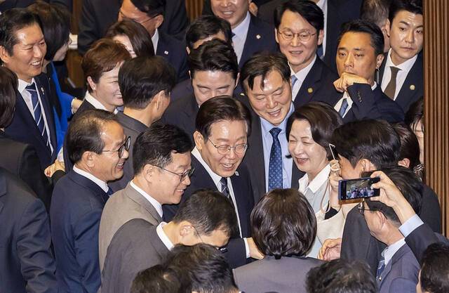 이재명 대통령이 2일 국회에서 2026 추가경정예산안 시정연설을 마친 뒤 더불어민주당 의원들과 인사하며 본회의장을 떠나고 있다. 연합뉴스