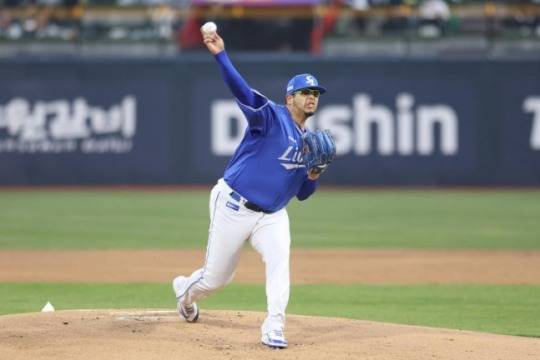 역투하는 삼성 후라도 / 사진=삼성 라이온즈 제공