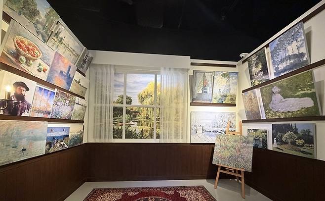 아틀리에 작업실을 재현한 공간.