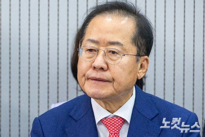 제21대 대통령후보자 국민의힘 3차 경선 진출자를 발표하는 29일 오후 서울 여의도 국민의힘 중앙당사에서 홍준표 후보가 결과를 기다리고 있다. 윤창원 기자