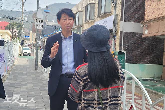 3일 이훈기 국회의원이 간석동 한 주민과 대화하고 있다. 박창주 기자