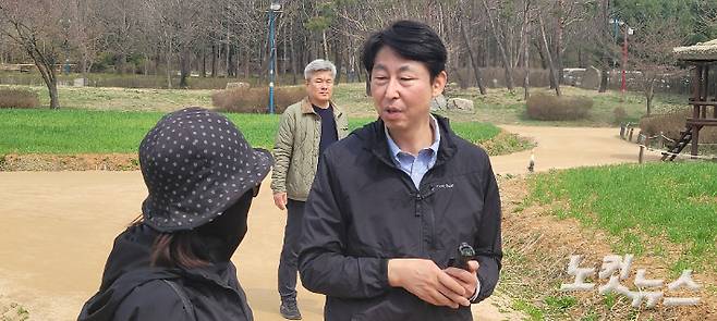 인천대공원 일대에서 주민들과 대화를 나누고 있는 이훈기 의원 모습. 박창주 기자