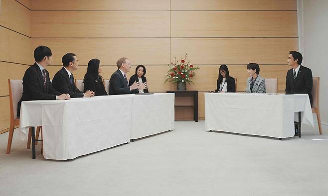 다카이치 사나에 일본 총리가 3일 도쿄 총리관저에서 브래드 스미스 마이크로소프트(MS) 사장 등을 접견하고 있다. 왼쪽부터 다나카 구니히로 사쿠라인터넷 사장, 미야카와 준이치 소프트뱅크 사장, 쓰사카 미키 MS일본 사장, 스미스 사장, 다카이치 총리, 이노 도시로 경제산업성 차관. 도쿄=AFP연합뉴스