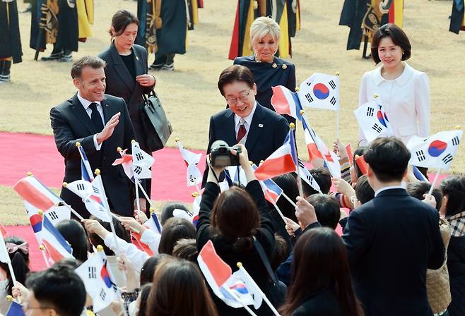 이재명 대통령과 에마뉘엘 마크롱 프랑스 대통령 부부가 3일 청와대에서 열린 국빈 방한 공식 환영식에서 어린이 환영단을 향해 인사하고 있다. 연합뉴스