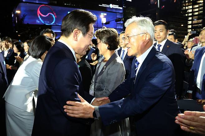 이재명 대통령이 지난해 8월 15일 서울 세종대로 광화문광장에서 열린 제21대 대통령 국민임명식 ‘광복 80년, 국민주권으로 미래를 세우다’ 행사에서 문재인 전 대통령과 인사하고 있다. 뉴시스