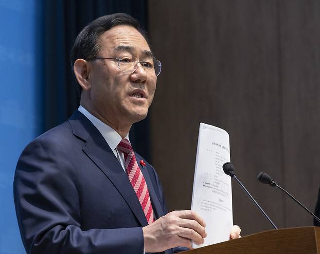 국민의힘 대구시장 후보 경선에서 '컷오프'된 주호영 국회부의장이 26일 국회 소통관에서 가진 기자회견 도중 이날 오전 서울남부지법에 제출한 효력 정지 가처분 신청서 원본을 들어 보이고 있다. ⓒ연합뉴스