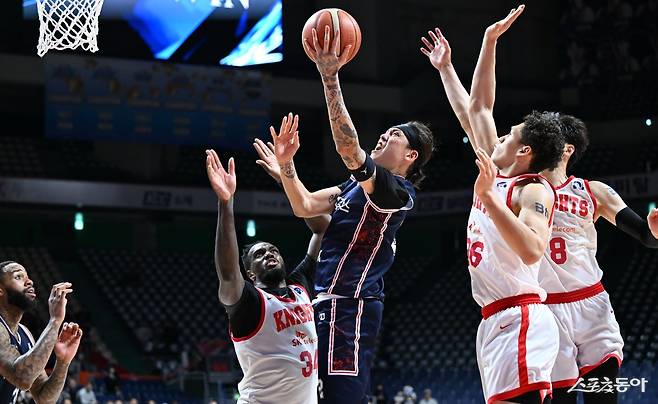 KCC 최준용(오른쪽에서 3번째)이 1일 부산 사직체육관서 열린 SK전 종료 21.3초전 77-77에서 결승 레이업슛을 성공시키고 있다. 사진제공|KBL