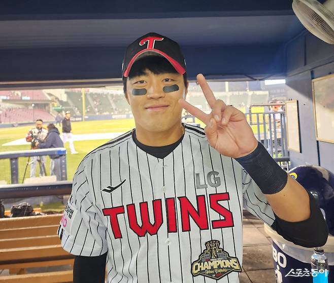 LG 천성호가 2일 잠실구장서 열린 ‘2026 신한 SOL KBO리그’ KIA와 홈경기가 끝난 뒤 손가락으로 브이를 그리며 승리의 기쁨을 만끽했다. 잠실=박정현 기자