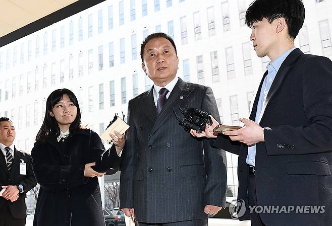 김영환 충북지사, '컷오프 효력정지' 가처분 심문 (서울=연합뉴스) 김인철 기자 = 김영환 충북도지사가 23일 서울 양천구 서울남부지방법원에서 자신을 6·3 지방선거 공천에서 배제(컷오프)한 국민의힘 공천관리위원회 결정 효력을 정지해 달라며 낸 가처분 신청 심문에 출석하기 위해 법정으로 향하며, 취재진 질문에 답하고 있다. 2026.3.23 yatoya@yna.co.kr