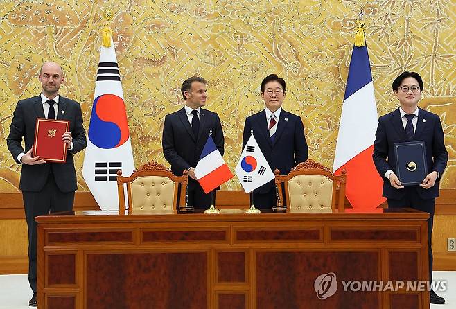 한-프랑스, 핵심광물 공급망 협력 (서울=연합뉴스) 김도훈 기자 = 김정관 산업통상부 장관과 장노엘 바로 프랑스 외교부 장관이 3일 청와대에서 이재명 대통령과 에마뉘엘 마크롱 대통령이 임석한 가운데 핵심광물 공급망 협력 의향서 교환 후 기념촬영을 하고 있다. 2026.4.3 superdoo82@yna.co.kr