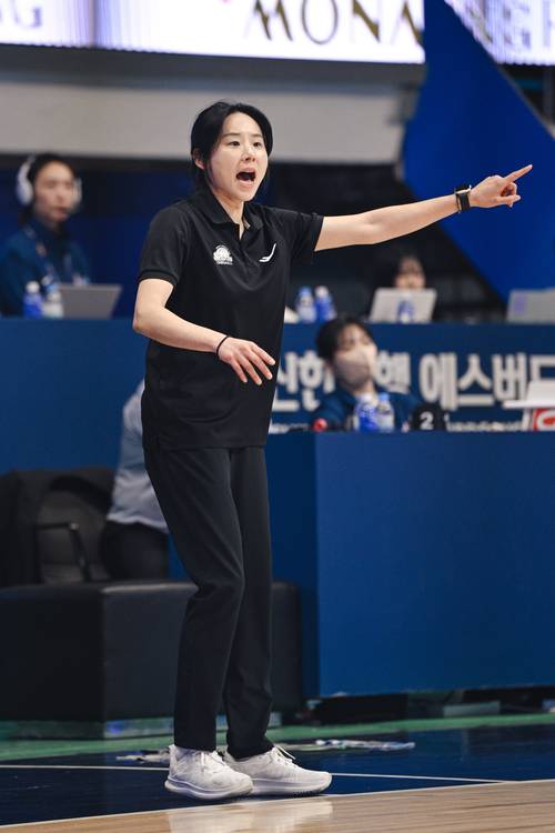 인천 신한은행 에스버드 최윤아 감독. /WKBL 제공