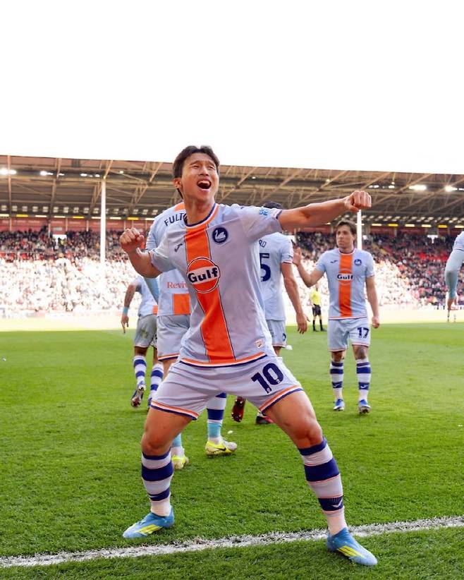 스완지시티의 엄지성이 골을 터뜨린 뒤 기뻐하고 있다. 사진=스완지시티 공식 SNS