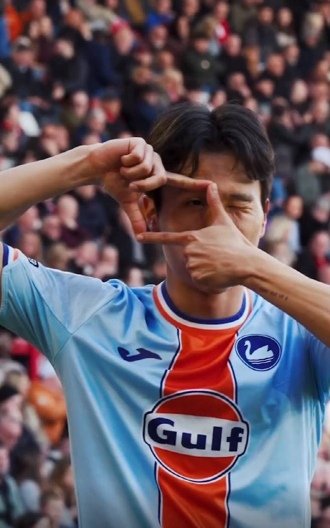 스완지시티의 엄지성이 골을 성공시킨 뒤 손흥민의 '찰칵 세리머니'를 펼치고 있다. 사진=스완지시티 구단 SNS