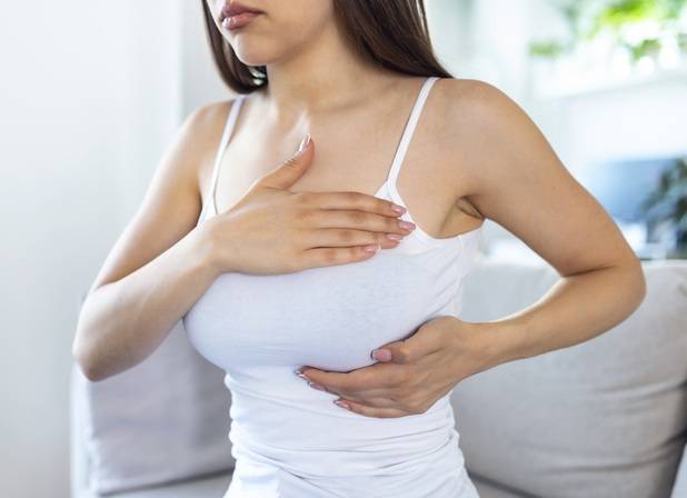 가슴에 멍울이 느껴지는 사례의 80~90%가 유방암이 아니라는 임상 통계가 있다. 지나치게 걱정하지 말고 검사를 받아보는 게 좋다. 사진=게티이미지뱅크