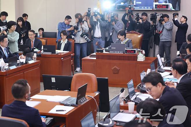 서영교 위원장이 3일 서울 여의도 국회에서 열린 윤석열정권정치검찰조작기소의혹사건진상규명국정조사특별위원회 전체회의에서 의사봉을 두드리고 있다. 2026.4.3 ⓒ 뉴스1 신웅수 기자