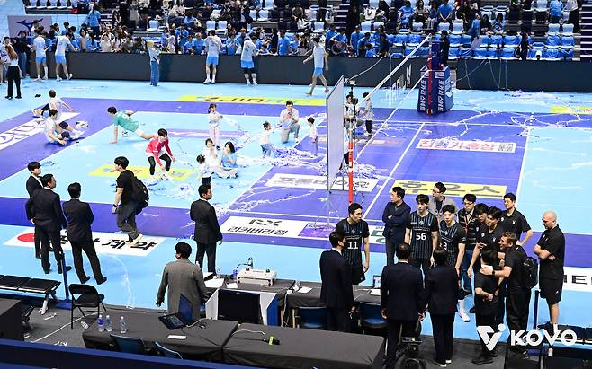 경기 종료 후 판정에 아쉬움을 표하는 현대캐피탈(KOVO제공)