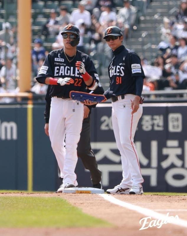 한화 채은성이 4일 잠실구장에서 열린 2026 KBO리그 정규시즌 두산전에서 안타로 출루한 후 장비를 정리하고 있다. 사진 | 한화 이글스