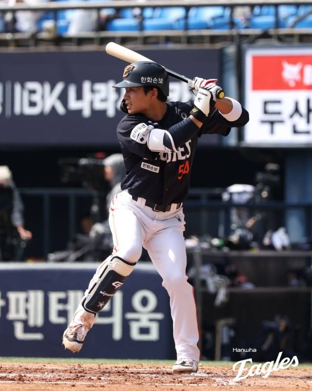 한화 오재원이 4일 잠실구장에서 열린 2026 KBO리그 정규시즌 두산전에서 타격하고 있다. 사진 | 한화 이글스