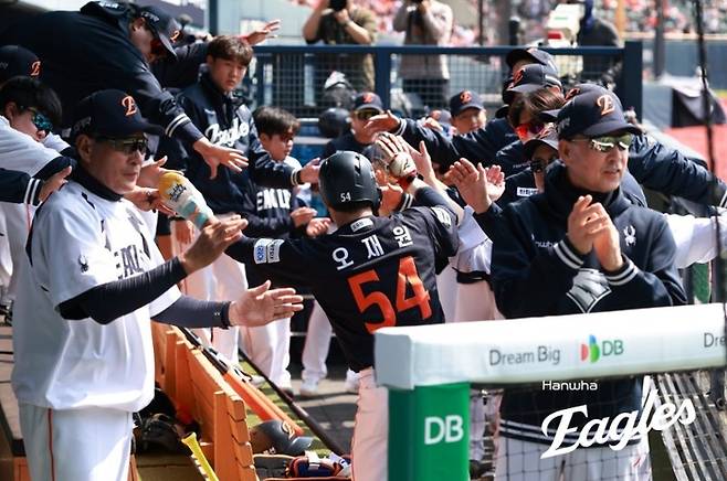 한화 오재원(가운데)이 4일 잠실구장에서 열린 2026 KBO리그 정규시즌 두산전에서 1회 득점에 성공한 후 동료들과 하이파이브 하고 있다. 사진 | 한화 이글스