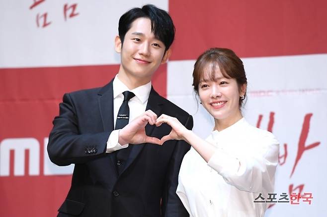 MBC 새 수목미니시리즈 '봄밤' 제작발표회에 참석한 정해인, 한지민. ⓒ이혜영 기자 lhy@hankooki.com