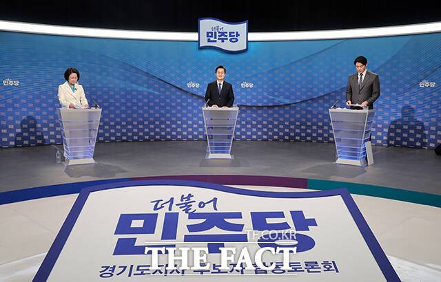 더불어민주당 추미애·김동연·한준호 경기도지사 경선후보(왼쪽부터)가 1일 오후 서울 양천구 SBS 목동 스튜디오에서 열린 더불어민주당 경기도지사 후보자 2차 TV 합동토론회에 참석해 토론을 준비하고 있다. /국회사진기자단