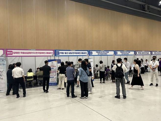 의정부시(시장 김동근)가 급변하는 인구 구조와 복합적인 복지 수요에 발맞춰 장애인 정책 체계를 전면 재정비한다. 사진은 지난 2024년 장애인 취업박람회 모습. 의정부시 제공