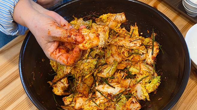 고은정 음식연구가의 봄동겉절이/박진성 기자