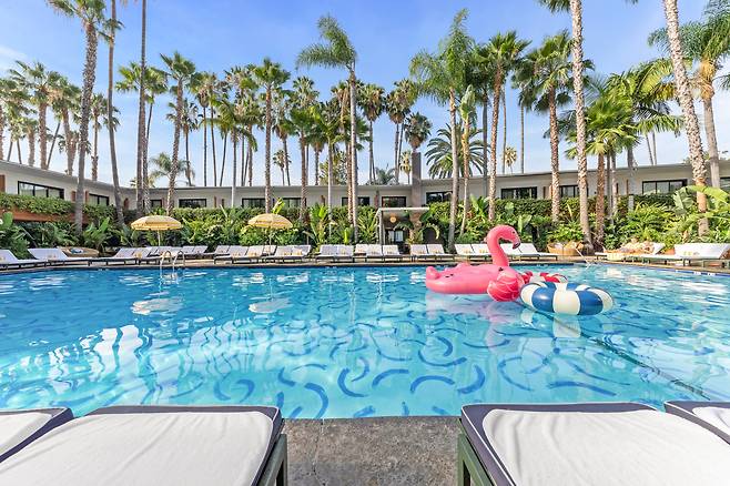 무려 데이비드 호크니가 바닥 벽화를 그렸다는 할리우드 루즈벨트 호텔 수영장./LA관광청