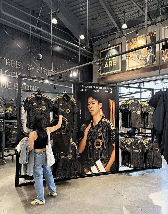 BMO스타디움 내 유니폼 매장에서 관람객이 유니폼을 고르고 있다./남정미 기자