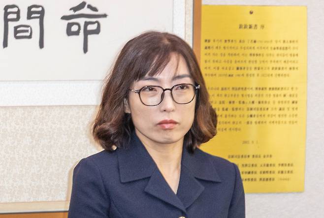 <YONHAP PHOTO-3716> 대검찰청 국정감사에 증인으로 출석한 안미현 서울중앙지검 검사 (서울=연합뉴스) 황광모 기자 = 안미현 서울중앙지검 검사가 27일 서울 여의도 국회 법제사법위원회에서 열린 2025년 국정감사에 출석해 인사하고 있다. 2025.10.27 hkmpooh@yna.co.kr/2025-10-27 13:14:31/<저작권자 ⓒ 1980-2025 ㈜연합뉴스. 무단 전재 재배포 금지, AI 학습 및 활용 금지>
