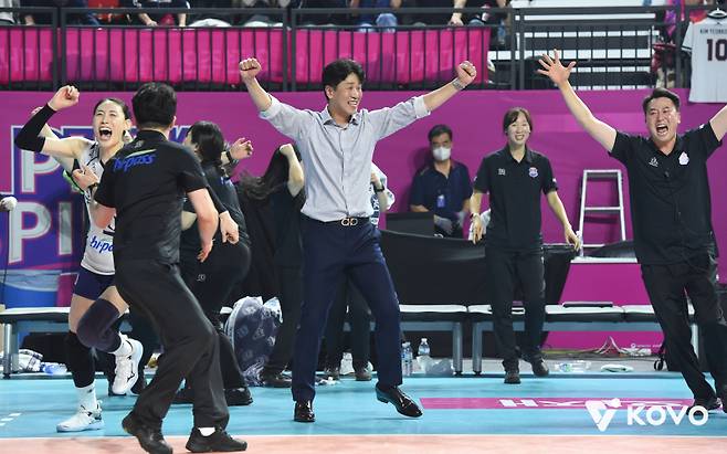 2022~23 챔프전에서 흥국생명을 꺾고 리버스 스윕을 달성하자 김종민 감독과 배유나 등 선수단이 기뻐하고 있다.
