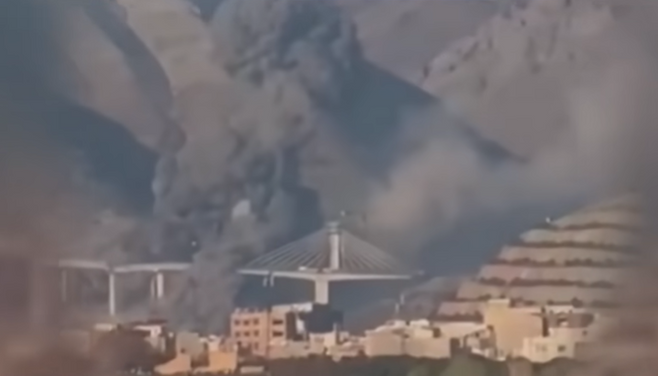 미군 공습으로 파괴되는 이란 교량