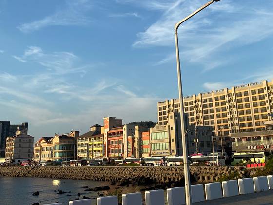 제주도 수학여행단 등이 주로 이용하는 전세버스의 행렬. 최충일 기자