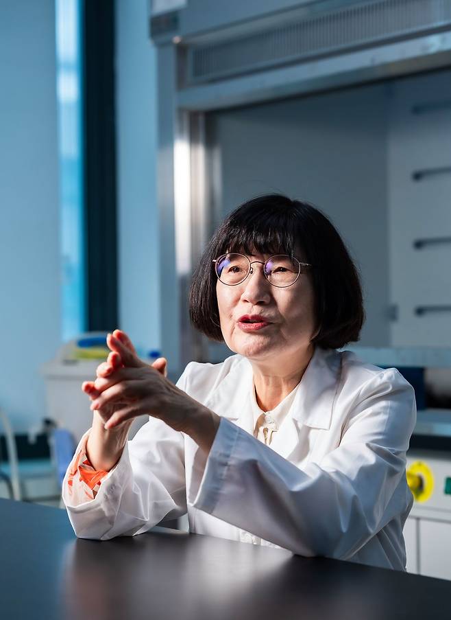 정희선 성균관대 석좌교수가 교내 연구실에서 중앙SUNDAY와 인터뷰하고 있다. 최기웅 기자