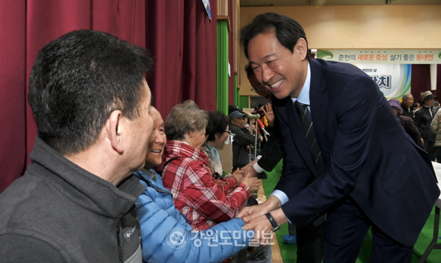 ▲ 우상호 더불어민주당 강원도지사 예비후보가 4일 춘천 동내초에서 열린 ‘제19회 동내면 면민의 날 화합 큰잔치’에서 지역주민들과 인사를 나누고 있다. 방도겸 기자