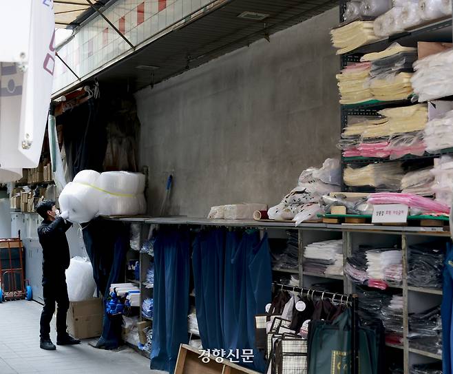 중동 전쟁 여파로 국내 비닐 및 플라스틱 공급에 차질이 빚어지고 있다. 31 일 서울 남대문시장의 한 포장재 가게에 단열 및 포장재로 사용하는 일명'뽁뽁이'재고가 소진돼 창고가 비어 있다. 가게 관계자는