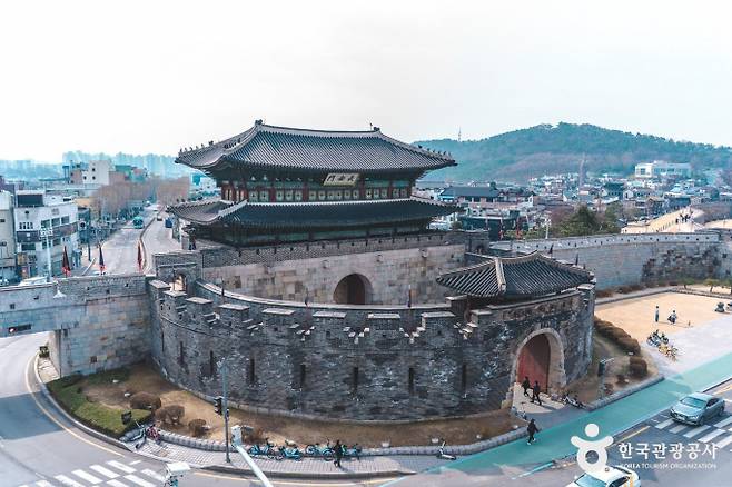 수원 화성은 대중교통 접근이 용이해 봄철 가벼운 나들이에 좋다. 사진은 장안문 전경. /사진=한국관광공사