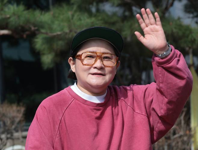 코미디언 김신영이 MBC 예능 프로그램 '나 혼자 산다'로 향한다. 사진은 지난달 16일 서울 영등포구 여의도동 KBS 신관에서 진행된 ‘불후의 명곡’ 리허설을 마친 방송인 김신영. /사진=뉴스1