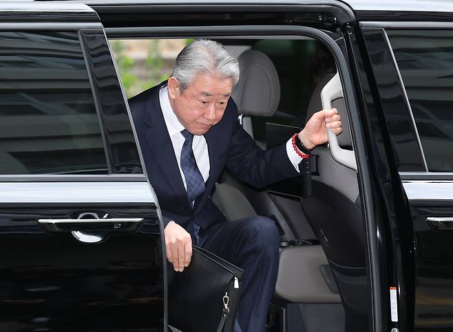 뇌물 수수 의혹을 받고 있는 강호동 농협중앙회장이 4일 마포구 서울경찰청 반부패수사대에 조사를 받기 위해 출석하고 있다. 연합뉴스