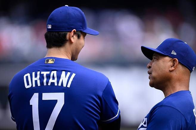 오타니 쇼헤이(왼쪽)가 4일 미국 워싱턴 D.C의 내셔널스파크에서 열린 워싱턴 내셔널스와 2026 메이저리그 정규리그 원정 경기를 앞두고 데이브 로버츠 감독과 대화하고 있다. 워싱턴 | AP연합뉴스