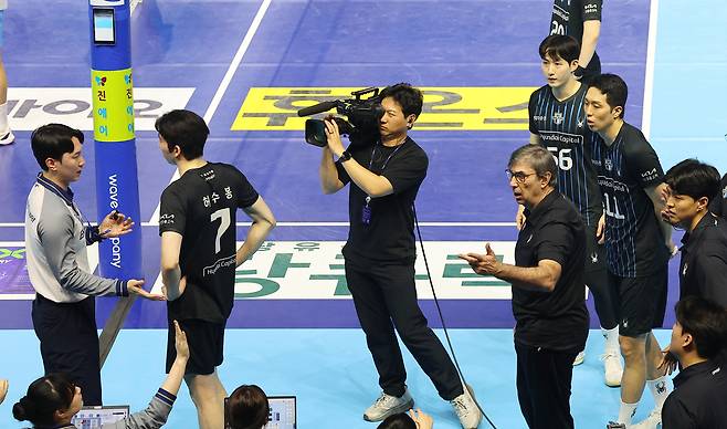 필립 블랑 현대캐피탈 감독이 4일 인천 계양체육관에서 열린 대한항공과 프로배구 2025~2026 V리그 남자부 챔피언결정전 2차전 5세트에서 비디오 판독과 관련해 불만을 제기하고 있다. 인천 | 연합뉴스