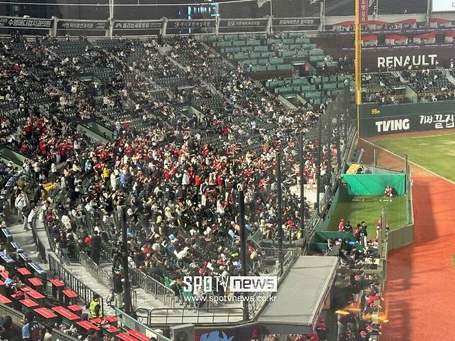 ▲ 1, 3루를 막론하고 실망스러운 경기력에 경기 막판 사직구장에는 빈자리가 눈에 띄게 늘어났다.
