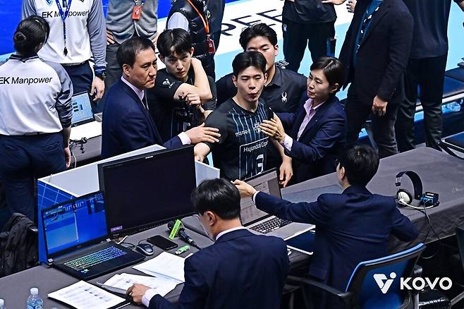 ▲ 비디오 판독 결과에 항의하는 현대캐피탈 ⓒKOVO