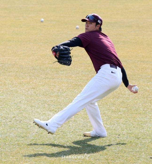 지난 3월 훈련을 하고 있는 안우진. /사진=강영조 선임기자