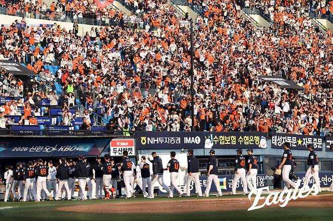 한화 이글스 선수들이 4일 잠실 두산전 승리 후 기뻐하고 있다. /사진=한화 이글스 제공